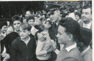 ROBERT LEBECK - ELVIS UMRINGT VON FANS, BAD NAUHEIM 1958 ROBERT LEBECK - ELVIS UMRINGT VON FANS, BAD NAUHEIM 1958