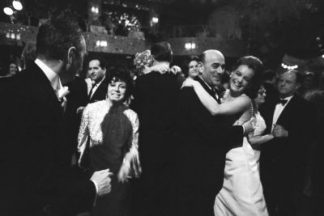 153 PETER BRÜCHMANN - ROMY SCHNEIDER AUF DEM BURDA-FILMBALL 1967, MIT ARTUR BRAUNER 153 PETER BRÜCHMANN - ROMY SCHNEIDER AUF DEM BURDA-FILMBALL 1967, MIT ARTUR BRAUNER