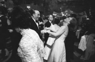 154 PETER BRÜCHMANN - ROMY SCHNEIDER AUF DEM BURDA-FILMBALL 1967, MIT ARTUR BRAUNER III 154 PETER BRÜCHMANN - ROMY SCHNEIDER AUF DEM BURDA-FILMBALL 1967, MIT ARTUR BRAUNER III