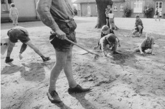 046 WOLF-HINRICH GROENEVELD - SPIELENDE KINDER, HAMBURG 1966