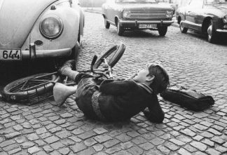 048 WOLF-HINRICH GROENEVELD - KINDER SPIELEN AUTOUNFALL 1963