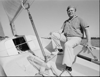 VOLKER HINZ - HELMUT SCHMIDT AUF SEINER JOLLE AUF DEM BRAHMSEE, 1976 VOLKER HINZ - HELMUT SCHMIDT AUF SEINER JOLLE AUF DEM BRAHMSEE, 1976