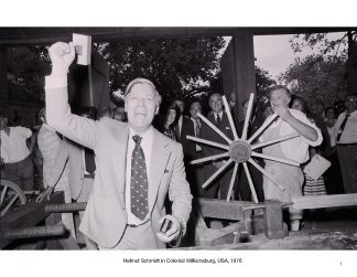 VOLKER HINZ - HELMUT SCHMIDT AUF BESICHTIGUNGSTOUR IN COLONIAL WILLIAMSBURG, USA, 1976 VOLKER HINZ - HELMUT SCHMIDT AUF BESICHTIGUNGSTOUR IN COLONIAL WILLIAMSBURG, USA, 1976