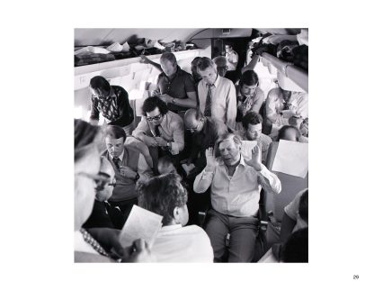 VOLKER HINZ - HELMUT SCHMIDT UNTER JOURNALISTEN AUF EINEM FLUG IN DIE USA, 1976