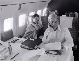 VOLKER HINZ - HANNELORE UND HELMUT SCHMIDT AUF EINEM FLUG IN DIE USA, 1976 VOLKER HINZ - HANNELORE UND HELMUT SCHMIDT AUF EINEM FLUG IN DIE USA, 1976