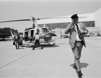 VOLKER HINZ - HELMUT SCHMIDT BEIM HUBSCHRAUBER IN BONN, 1976 VOLKER HINZ - HELMUT SCHMIDT BEIM HUBSCHRAUBER IN BONN, 1976