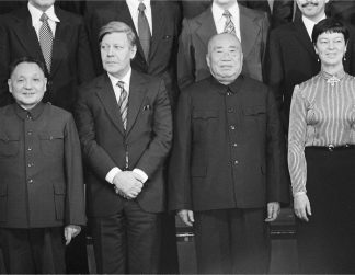 VOLKER HINZ - DENG XIAO-PING, HELMUT SCHMIDT, HANNELORE SCHMIDT VOR EINEM BANKETT IN PEKING, 1975 VOLKER HINZ - DENG XIAO-PING, HELMUT SCHMIDT, HANNELORE SCHMIDT VOR EINEM BANKETT IN PEKING, 1975
