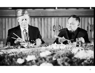 VOLKER HINZ - HELMUT SCHMIDT UND DENG XIAO-PING BEI EINEM FESTBANKETT IN DER GROSSEN HALLE DES FRIEDENS IN PEKING, 1976 VOLKER HINZ - HELMUT SCHMIDT UND DENG XIAO-PING BEI EINEM FESTBANKETT IN DER GROSSEN HALLE DES FRIEDENS IN PEKING, 1976