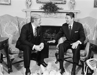 VOLKER HINZ - HELMUT SCHMIDT UND RONALD REAGAN IM WEISSEN HAUS, WASHINGTON, USA, 1981 VOLKER HINZ - HELMUT SCHMIDT UND RONALD REAGAN IM WEISSEN HAUS, WASHINGTON, USA, 1981