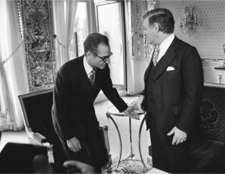 VOLKER HINZ - MOHAMMAD REZA PAHLAVI EMPFÄNGT HELMUT SCHMIDT IN PERSIEN, 1975 VOLKER HINZ - MOHAMMAD REZA PAHLAVI EMPFÄNGT HELMUT SCHMIDT IN PERSIEN, 1975